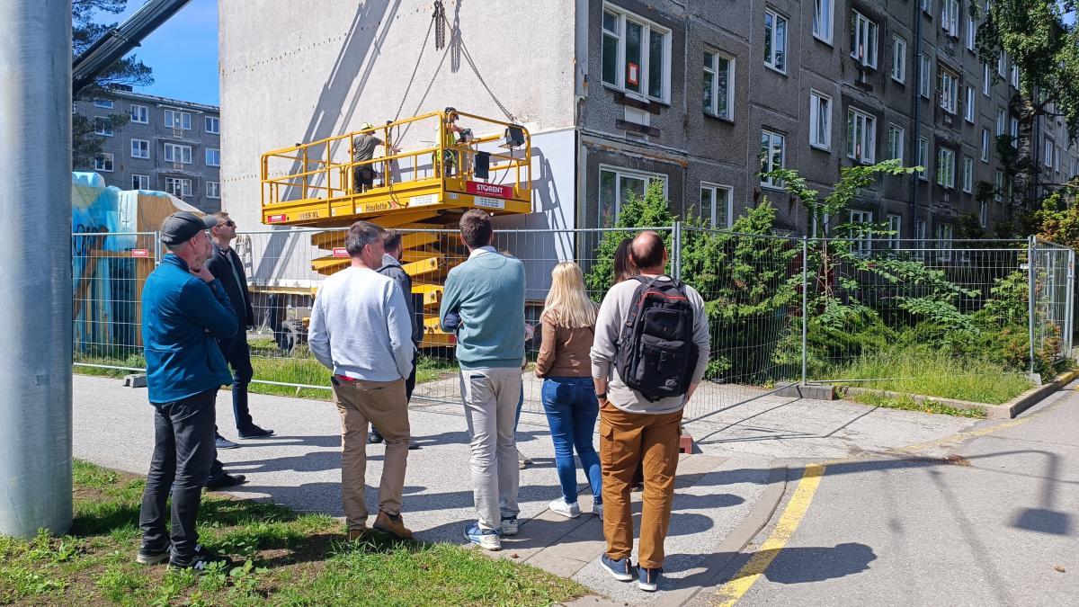 Attendees witness local building renovation works as part of the Estonian training series.